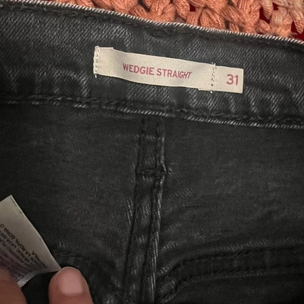 Levi’s Wedgie Straight Women’s Jeans in color Cut and Dry - Washed Black - Picture 8 of 10
